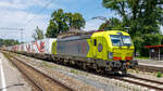 91 80 6193 589 am 15.07.2024 im Bahnhof Aßling (Oberbay.) mit einem KLV-Zug.