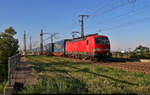 KLV-Zug (LKW Walter Internationale Transportorganisation AG) rollt mit 193 333-2 (Siemens Vectron) über die Leipziger Chaussee (B 6) Richtung Abzweig Halle Thüringer Bahn.
