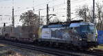 LokoTrain s.r.o., Česká Třebová [CZ] mit der ELL Vectron  193 226  [NVR-Nummer: 91 80 6193 226-8 D-ELOC] und einem schwach ausgelasteten KLV-Zug am 10.02.25 Höhen Bahnhof