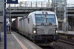 ELL Vectron   193 512  [NVR-Nummer: 91 80 6193 512-1 D-ELOC], aktueller Mieter? mit einem KLV-Zug aus Polen am 11.02.25 Durchfahrt Bahnhof Berlin Hohenschönhausen.