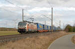 Mit einem LKW-Walther am Haken rollte der Budamar-Vectron 383 218 am 23.02.25 durch Wittenberg-Labetz Richtung Dessau.