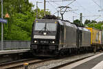 D-BRLL 185 563-4 und D-DISPO 189 282-7 fuhren am 04.06.2025 mit ihrem KLV-Güterzug durch den Haltepunkt  Lübeck-Dänischburg IKEA  (ALD A).