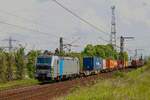 193 827 Railpool mit Containerzug in Ahlten, Mai 2017.