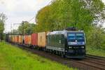 MRCE 185 556-8 mit Containerzug in Ahlten, Mai 2017.