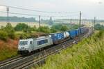 386 038-4 METRANS mit Containerzug in Ovelgünne, Juni 2023.