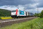 185 665-7 mit einem Aufliegerzug am 22.05.2025 bei Hermannspiegel.