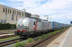 Ecco-Rail 193 779 (91 80 6193 779-6 D-AKIEM) mit einem Lkw Walter-KLV Richtung Passau, am 05.08.2025 in Regensburg Hbf.