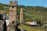 7193 604 mit Containerzug am Rhein in Oberwesel, August 2025.