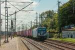 388 022-6 CD Cargo mit Fernlicht mit Containerzug in Hamburg Harburg, August 2025.