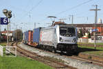 die von HSL eingesetzte 187 505 mit Containern in Augsburg Oberhausen, 19.09.2025