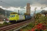 E186 117 Alpha Trains mit Containerzug in Oberwesel, Oktober 2025.
