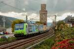 485 020 bls cargo mit KLV in Oberwesel, Oktober 2025.
