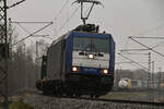 D-BRLL 185 597-2 fuhr am 03.12.2025 mit ihrem KLV-Güterzug zum Lübeck-Travemünder-Skandinavienkai (ALSK).