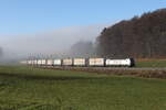6193 890 von  ECCO-Rail  war am 13. Dezember 2025 mit einem  EKOL-KLV  bei Axdorf im Chiemgau in Richtung Salzburg unterwegs.