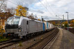 Die recht neue und ecco-rail GmbH (Wien) vermietete SIEMENS Vectron MS 6193 193 (91 80 6193 193-0 D-Rpool) der Railpool GmbH (München) fährt am 16 Oktober 2025 mit einem KLV-Zug durch