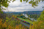 Ein unbekannt gebliebener MRCE Vectron mit einem KLV-Zug bei Himmelstadt Richtung Gemünden, 23.10.2021