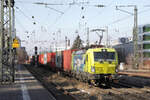die von WLC eingesetzte Alpha Trains 193 587 mit Containern, München Heimeranplatz,30.01.2026
