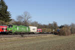die von TXL eingesetzte ELL 193 281 mit Containern bei Eglharting, 25.02.2026 (Die Aufnahme entstand vom Feldrand aus.)