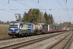 die von RTB Cargo eingesetzte Railpool 193 824 mit einem KLV-Zug in Otting-Weilheim, 06.03.2026 (Aufnahme vom Bahnsteigende aus)