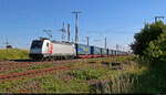 185 580-8 kommt mit Trailern der LKW Walter Internationale Transportorganisation AG durch Gro�korbetha Richtung Halle-Ammendorf gefahren.
