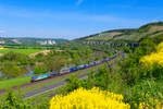 185 367 DB Cargo  G�nni G�terzug  mit einem KLV-Zug bei Himmelstadt Richtung W�rzburg, 07.05.2022
