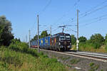 Mit einem LKW-Walther rollte am Morgen des 25.07.26 370 061 der Cargounit im Dienste der FPL durch Brehna Richtung Bitterfeld.