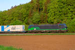 Lokportrait von 193 201 ELL/Ecco mit einem ekol KLV-Zug bei Dollnstein Richtung Treuchtlingen, 09.05.2022