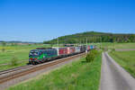 193 257 ELL/TXL mit einem KLV-Zug bei Oberdachstetten Richtung Ansbach, 14.05.2022