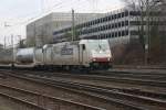 Eine 185 581-6 von Ewals Cargo Care kommt mit einem gemischten Containerzug aus Richtung K�ln und f�hrt in Aachen-West ein.