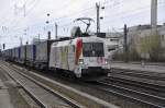 1116 130 mit Werbung Frontrunner.Das ist ein neues F�rderprogramm des BMVIT, das als Namensgeber f�r die Taurus-Lok fungiert.Aufgenommen in M�nchen-Heimeranplatz am 16.4.2013 mit einem KLV Lkw-Walter