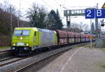 119 008-0 von Rhein-Cargo  kommt aus Richtung Köln,Grevenbroich mit einem Kohlezug  aus Köln nach Neuss und fährt durch Rheydt-Hbf und fährt in Richtung Mönchengladbach-Hbf.