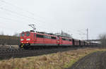 Der tägliche Erzzug mit den zwei 151 (151 104-7, 151 113-8) in Doppeltraktion der Railpool, kommend aus Hamburg. Höhe Bardowick, 13.03.2018