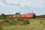 DB Cargo kam mit Ihrem Erzzug aus Richtung Hamburg, in Front waren in Doppeltraktion 193 302-7 und 193 327-4.