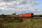 DB Cargo mit den zwei Vectrons in Doppeltraktion, mit den täglichen Erzzug. Unterwegs in Richtung Hagenower Land. 3km östlich von Büchen, 25.09.2018.