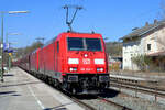Zweimal DB Cargo - 185 263 führt zusammen mit einer weiteren 185.2 einen langen Güterzug - bestehend aus Selbstentlade-Waggons des Typs Falns - Richtung Ingolstadt durch den Bahnhof