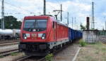 DB Cargo AG [D] mit ihrer  187 143  [NVR-Nummer: 91 80 6187 143-3 D-DB] und einem Ganzzug polnischer Hochborwagen am 15.06.23 Durchfahrt Bahnhof Ruhland.