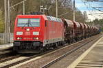 185 354-8 bei der Durchfahrt durch den Bahnhof Thyrow am 29.03.2024 mit einem Kohlezug.