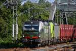 D-ATLU 193 553-5 (Green Go. Risk No.) zog am 11.08.2026 D-ATLU 193 555-0 (kalt) und einen leeren Eisenerzzug durch den Bahnhof B�chen (ABCH).