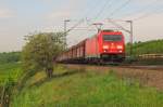 DB 185 341-5 mit Kohlewagen Richtung Wiesbaden, bei Erbach (Rheingau); 02.09.2011