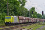 In den Diensten von RheinCargo stehend durchquert 119 004-9 mit ihrem Güterzug am 28.05.2016 Ratingen-Lintorf.