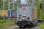 Nachschuss auf einen Trailerzug, welcher gerade Mitte Mai 2021 den Hauptbahnhof in Neustrelitz verlässt.