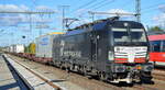 DB Cargo AG [D]/ Mercitalia Rail S.r.l., Roma [I] mit der MRCE Vectron  X4 E - 709  [NVR-Nummer: 91 80 6193 709-3 D-DISPO] und KLV-Zug am 13.10.21 Durchfahrt Bf.