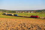 152 023 mit einem KLV-Zug bei Oberdachstetten Richtung Würzburg, 06.08.2020
