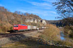 185 017 DB Cargo mit einem KLV-Zug bei Hagenacker Richtung Treuchtlingen, 20.02.2021
