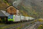 485 002 bls cargo mit Ambrogio-KLV in Kaub am Rhein, November 2023.