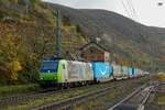 485 018 bls cargo mit KLV in Kaub am Rhein, November 2023.