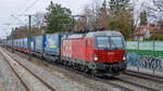 ÖBB 1293 011 ist am 08.12.2024 mit einem KLV-Zug in Gronsdorf auf dem Weg nach München.