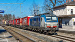 BoxXpress 91 80 6193 834 am 19.01.2025 bei der Durchfahrt durch den Bahnhof Aßling Richtung Rosenheim.
