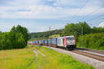 185 665 Lokomotion  50 Jahre Kombiverkehr  mit einem Paneuropa KLV-Zug bei Lehrberg Richtung Ansbach, 26.06.2021