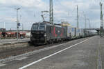 Ein polnischer Vectron in Plattling - Lok 5370 070-2 PL-ID  Lukasz  durchfährt mit einem Zug des kombinierten Ladungsverkehrs Plattling Richtung Regensburg.